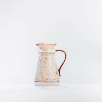 Cruche brune en céramique