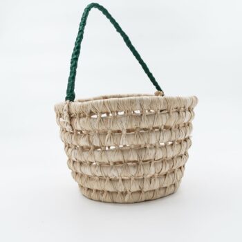 Panier tressé avec anse souple verte