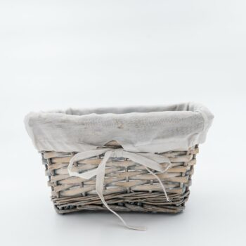 Panier en osier et tissus blanc gris