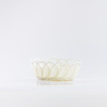 Panier tressé en plastique blanc