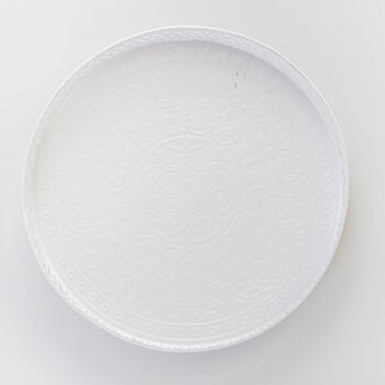 Plateau métallique blanc moyen à motifs gravés
