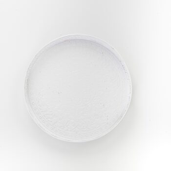 Grand plateau métallique blanc à motifs gravés