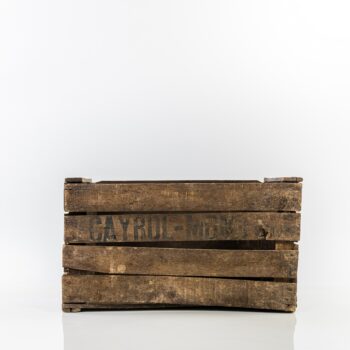 Caisse en bois foncée