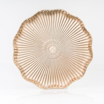 Grand plateau doré avec reliefs