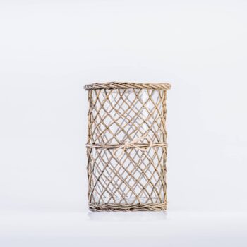 Bougeoir en verre entouré de rotin brun