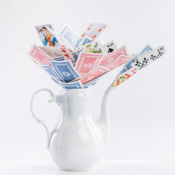 Théière blanche avec cartes