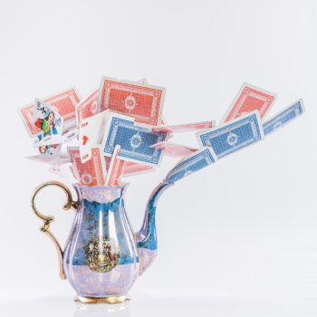 Théière bleue avec cartes