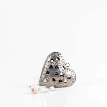 Coeur en métal à suspendre avec perles