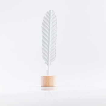 Plume en métal sur socle bois