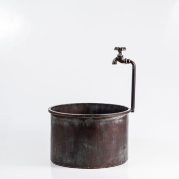 Seau et robinet en métal foncé