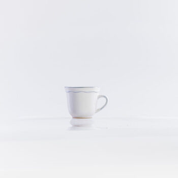 Tasse blanche et gris