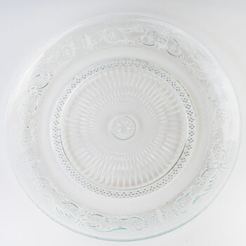 Grande assiette en verre avec reliefs