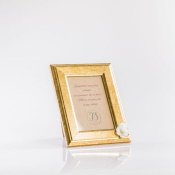 Cadre 10x15 doré avec fleur blanche