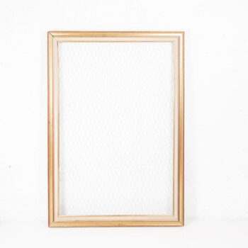 Grand cadre doré fond grillagé