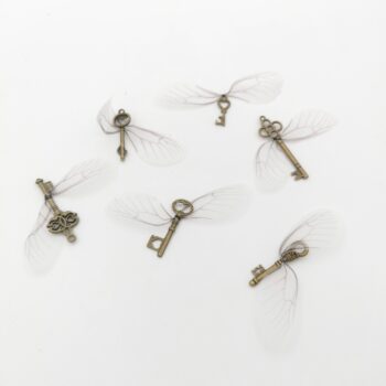 Boite d'environ 80 clés vintage avec ailes