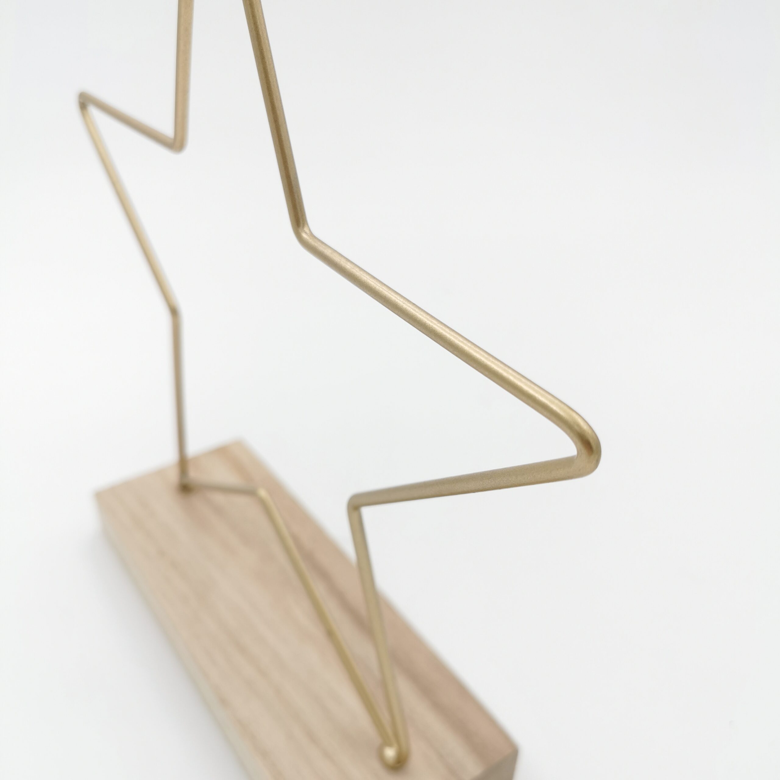 Etoile dorée sur socle en bois – Image 2
