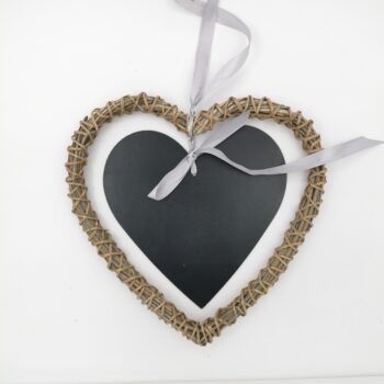 Cœur en rotin avec cœur en ardoise suspendu