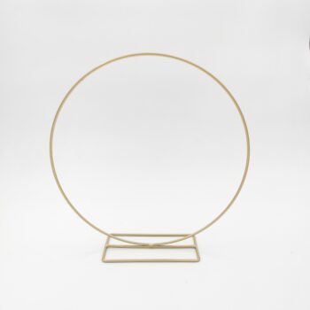 Anneau doré sur socle M