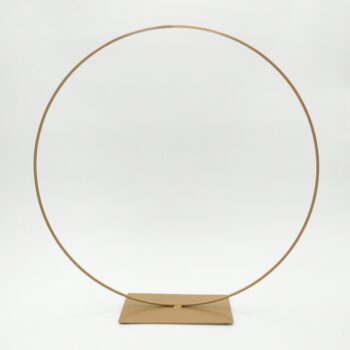 Anneau doré sur socle L