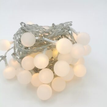 Guirlande sur prise, mini boules blanches 2,5cm - blanc chaud - 50 leds