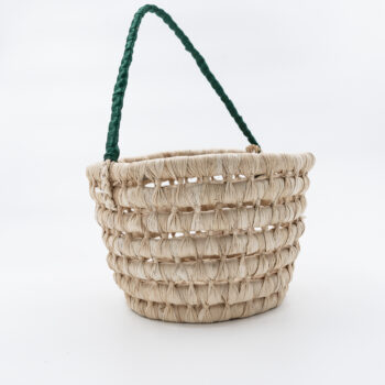 Panier tressé avec anse souple verte