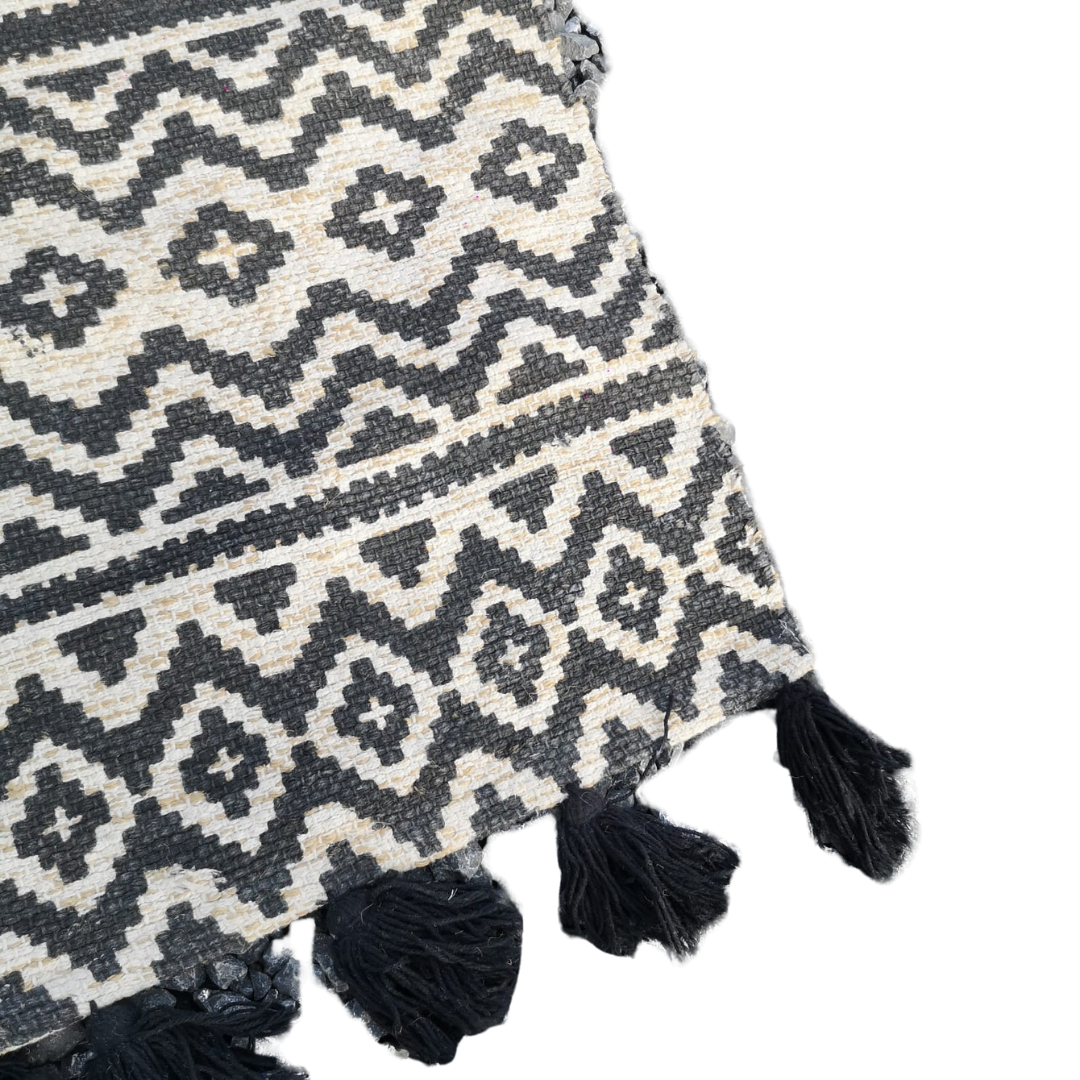 Tapis tissé beige avec motifs géométriques noirs et pompons – Image 2