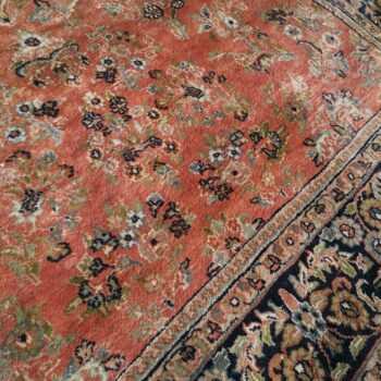 Très grand tapis rouge motif fleuri vintage