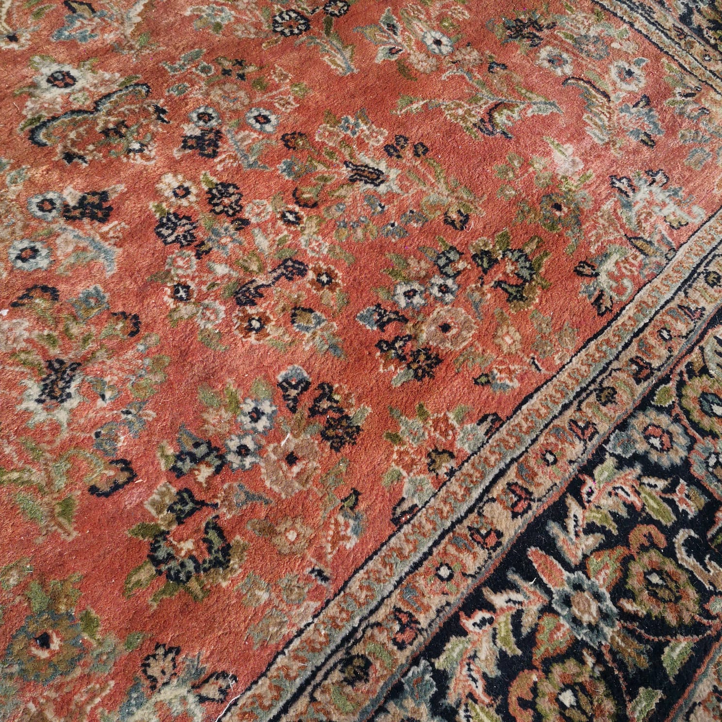 Très grand tapis rouge motif fleuri vintage