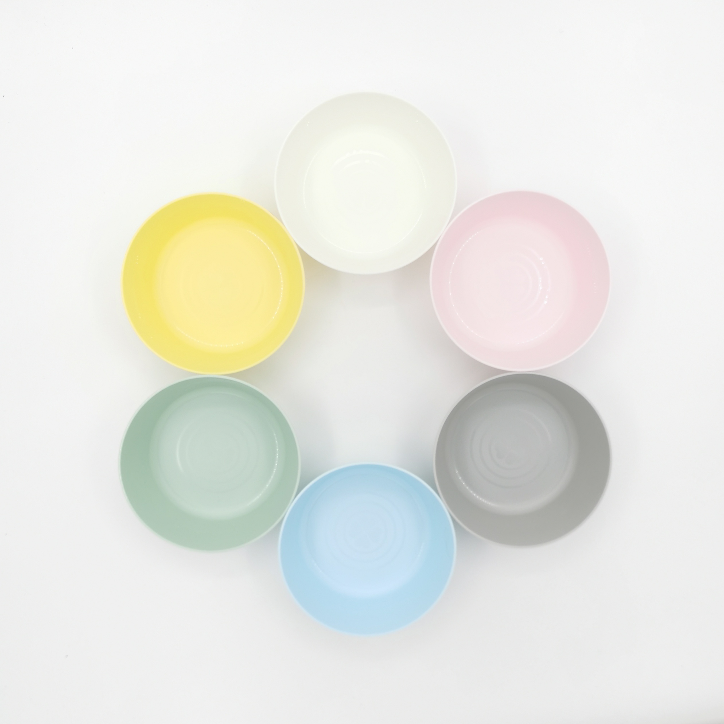 Bol en plastique pastel (aléatoire)