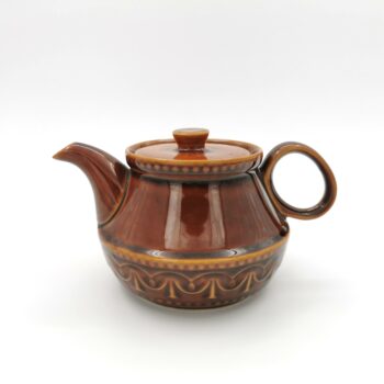 Cafetière vintage brune avec motifs