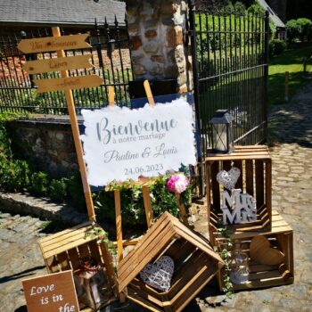 Panneau de bienvenue en plexi fond blanc et écritures dorées