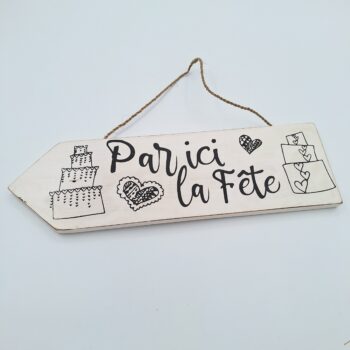 Flèche en bois blanche "Par ici la fête"
